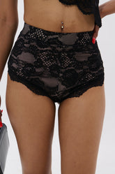 FEELING LIKE A QUEEN LACE HOT SHORT